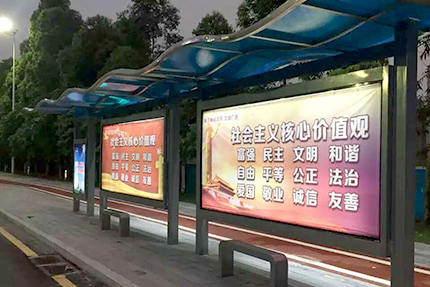 广东南沙自贸区现代时尚公交车站台安装完成